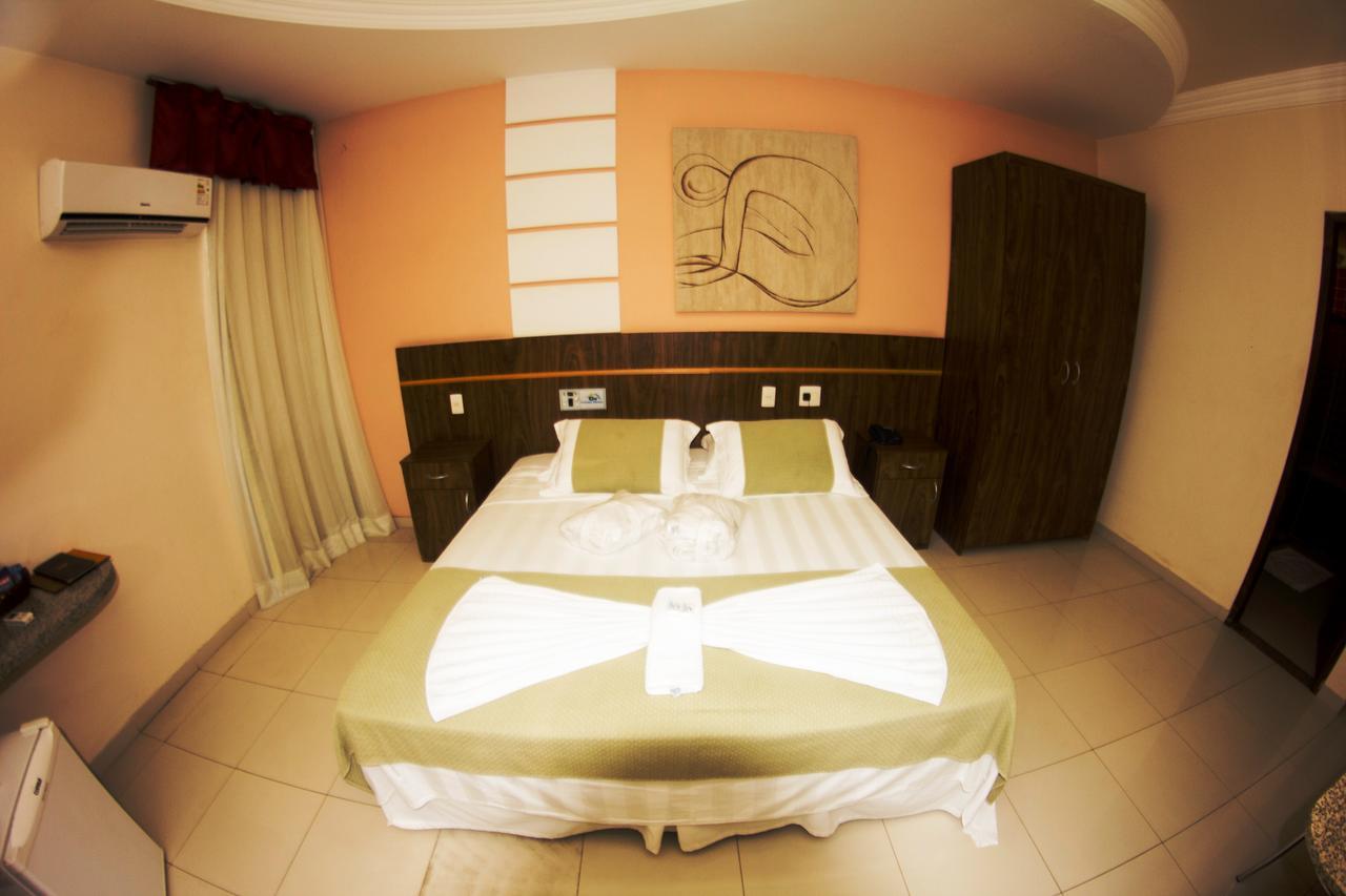 Gv Center Hotel โกเวร์นาดอร์ วาลาดาเรส ภายนอก รูปภาพ