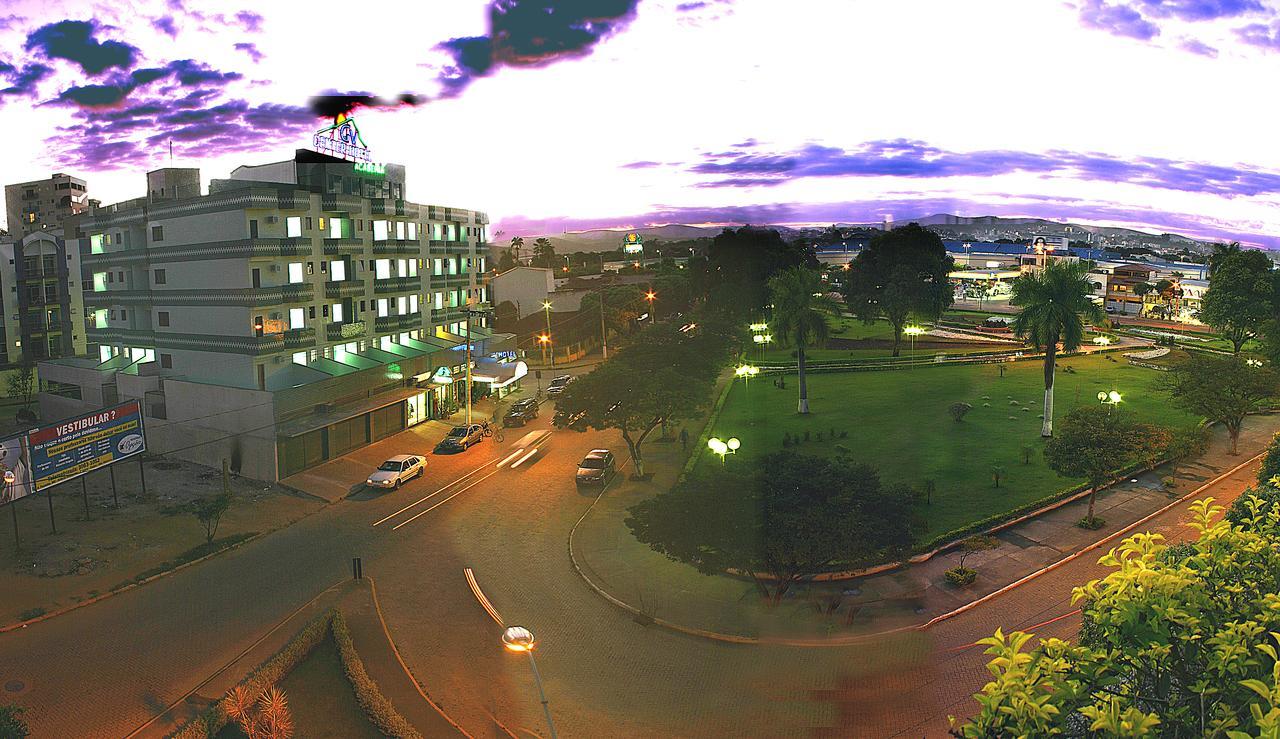 Gv Center Hotel โกเวร์นาดอร์ วาลาดาเรส ภายนอก รูปภาพ