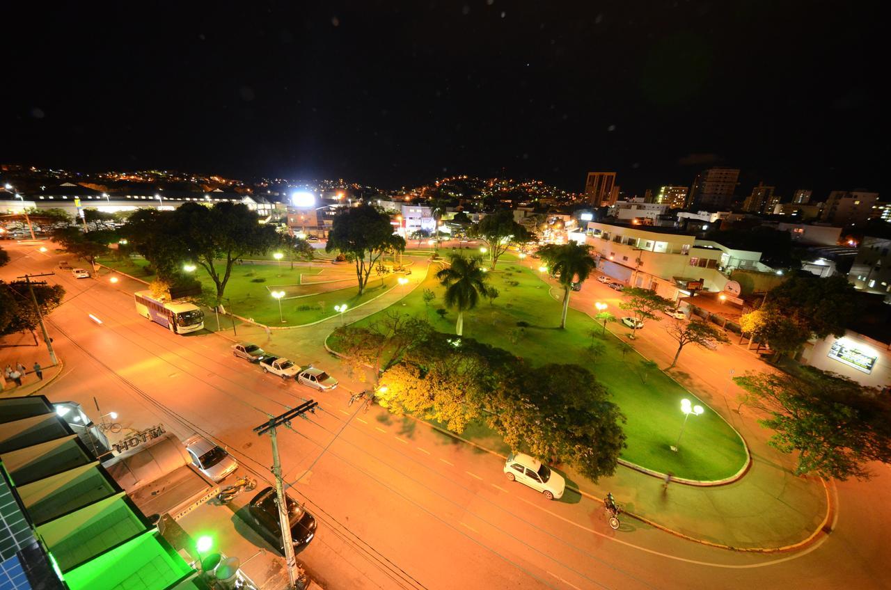Gv Center Hotel โกเวร์นาดอร์ วาลาดาเรส ภายนอก รูปภาพ